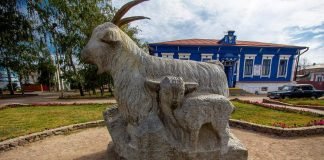 Где в нашей стране находится памятник козе?