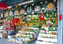 Вино из змей и другие сувениры, которых стоило бы избегать На иностранных рынках продается невообразимое количество сувениров, не все из которых можно покупать.