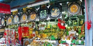 Вино из змей и другие сувениры, которых стоило бы избегать На иностранных рынках продается невообразимое количество сувениров, не все из которых можно покупать.